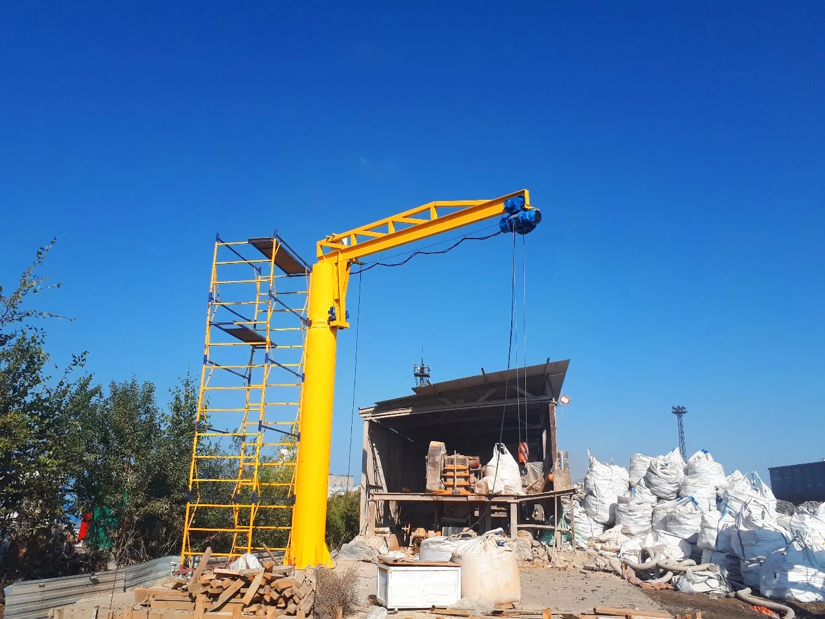 На колонне электрический 